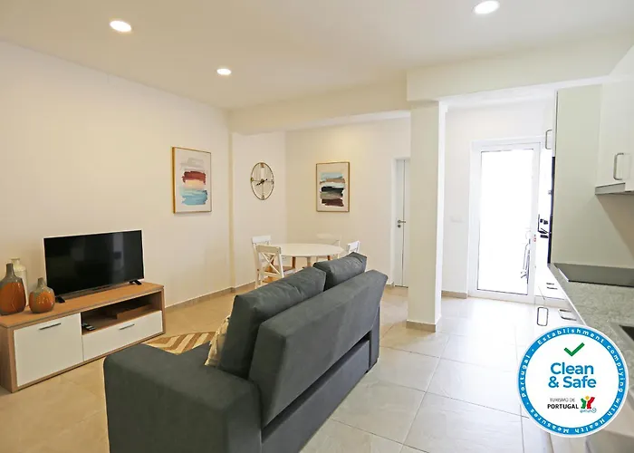B88 - Mendonca Street Apartment